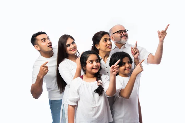 Indische Mehrgenerationenfamilie Zeigt Oder Präsentiert Leeren Raum Steht Isoliert Vor — Stockfoto
