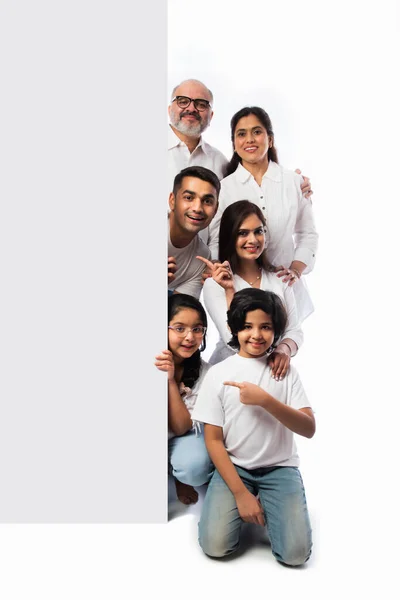 Multigenerationele Indiase Aziatische Familie Met Witte Boord Wijzend Presenterend Lege — Stockfoto