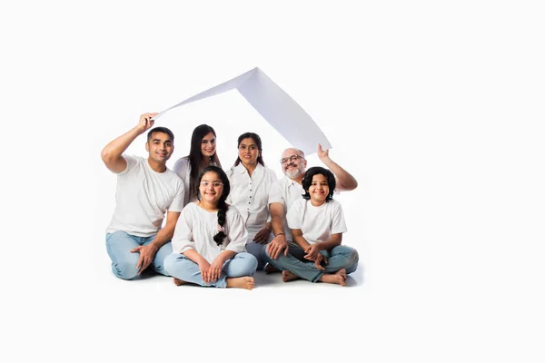 Indiase Familie Onroerend Goed Concept Multigenerationele Aziatische Familie Holding Papieren — Stockfoto
