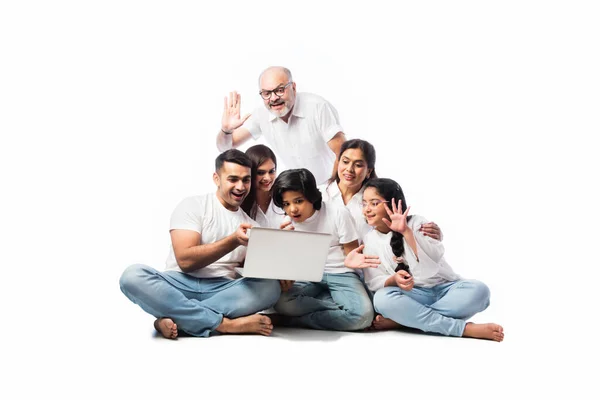 Multigeneratie Indiase Aziatische Familie Van Zes Online Winkelen Met Behulp — Stockfoto