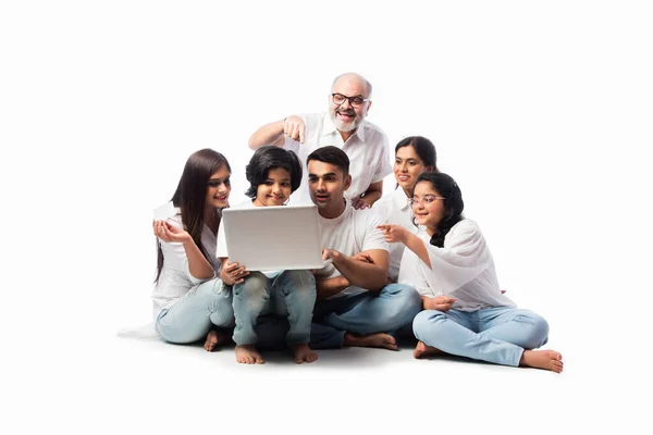 Multigeneratie Indiase Aziatische Familie Van Zes Online Winkelen Met Behulp — Stockfoto