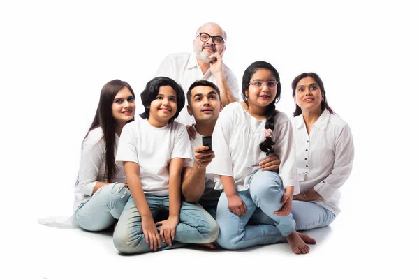 Indiaas Aziatische Multigenerationele Familie Van Zes Kijken Samen Thuis Plezier — Stockfoto