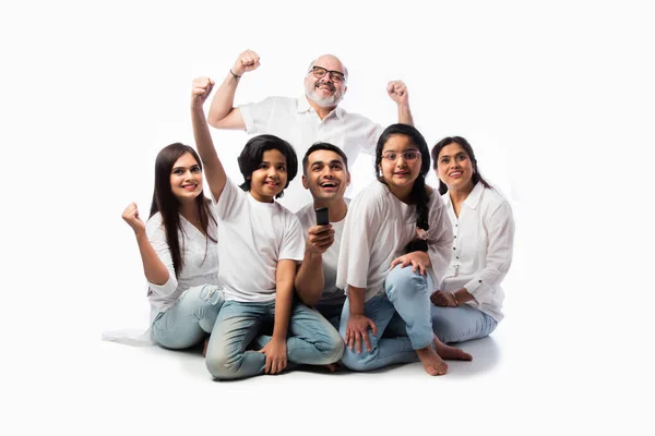 Indiaas Aziatische Multigenerationele Familie Van Zes Kijken Samen Thuis Plezier — Stockfoto