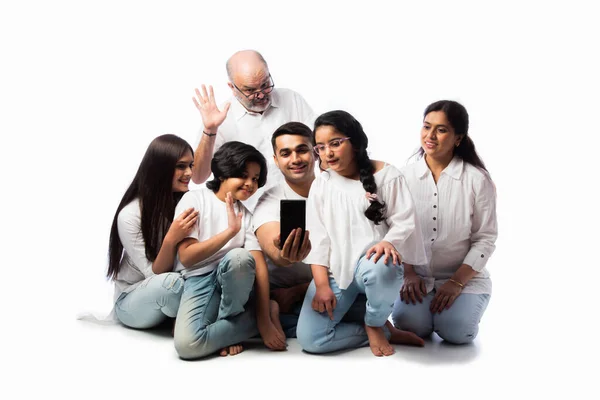 Indiase Familie Van Zes Video Bellen Smartphone Het Nemen Van — Stockfoto