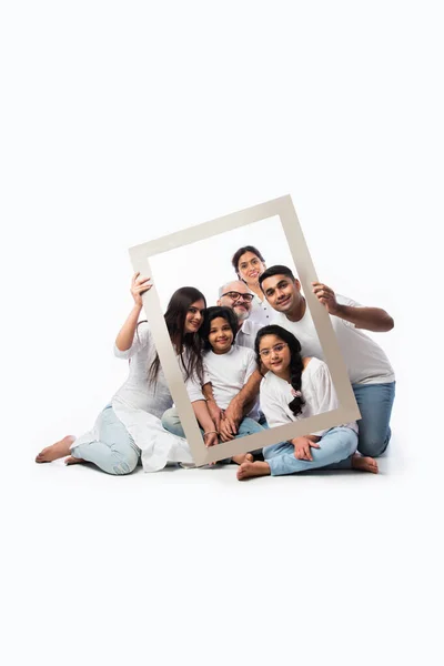 Feliz Indiana Asiático Família Multigeracional Seis Olhando Através Uma Moldura — Fotografia de Stock