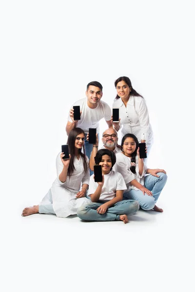 Indiase Multigenerationele Familie Met Lege Smartphone Scherm Zittend Tegen Een — Stockfoto