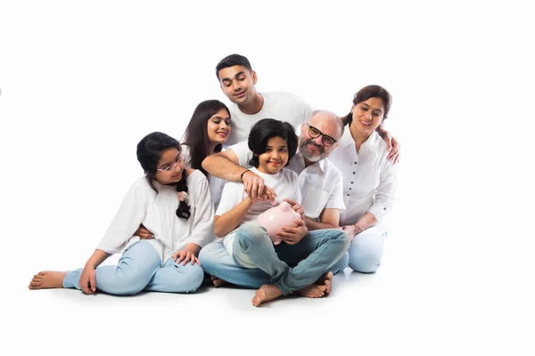 Multigenerationele Indiase Familie Van Zes Holding Piggy Bank Terwijl Het — Stockfoto