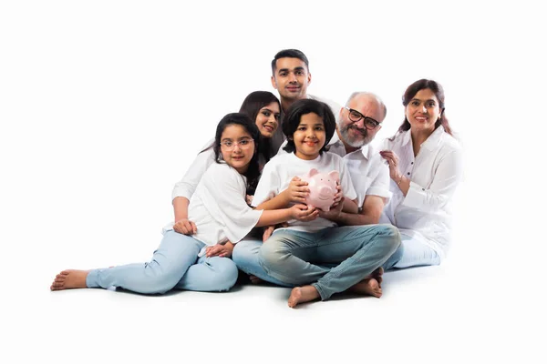 Multigenerationele Indiase Familie Van Zes Holding Piggy Bank Terwijl Het — Stockfoto