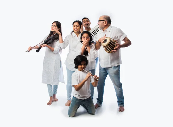 Concert Van Indiase Familie Van Zes Muziekinstrumenten Bespelen Een Groep — Stockfoto
