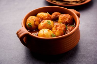 Lezzetli Dum Aloo ya da baharatlı köri Hindistan 'ın popüler ana yemek tariflerinden biridir.
