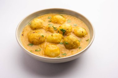 Lezzetli Dum Aloo ya da baharatlı köri Hindistan 'ın popüler ana yemek tariflerinden biridir.