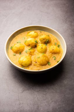 Lezzetli Dum Aloo ya da baharatlı köri Hindistan 'ın popüler ana yemek tariflerinden biridir.