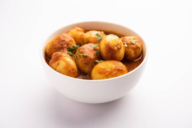 Lezzetli Dum Aloo ya da baharatlı köri Hindistan 'ın popüler ana yemek tariflerinden biridir.