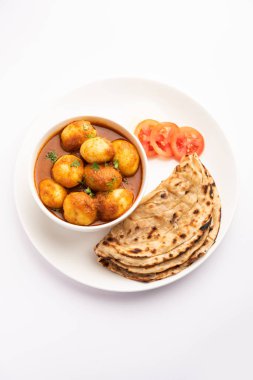 Lezzetli Dum Aloo ya da baharatlı köri Hindistan 'ın popüler ana yemek tariflerinden biridir.