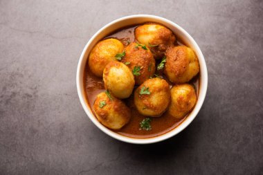Lezzetli Dum Aloo ya da baharatlı köri Hindistan 'ın popüler ana yemek tariflerinden biridir.