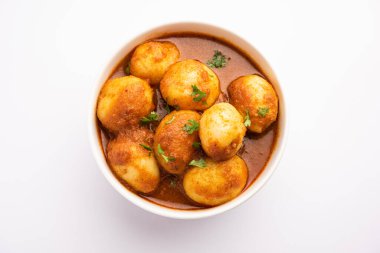 Lezzetli Dum Aloo ya da baharatlı köri Hindistan 'ın popüler ana yemek tariflerinden biridir.