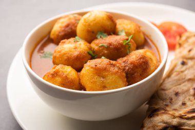 Lezzetli Dum Aloo ya da baharatlı köri Hindistan 'ın popüler ana yemek tariflerinden biridir.