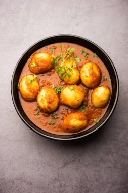 Lezzetli Dum Aloo ya da baharatlı köri Hindistan 'ın popüler ana yemek tariflerinden biridir.