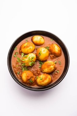Lezzetli Dum Aloo ya da baharatlı köri Hindistan 'ın popüler ana yemek tariflerinden biridir.