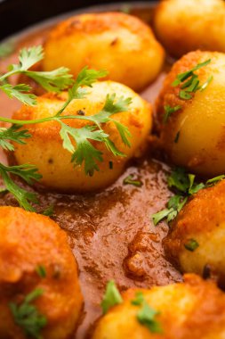 Lezzetli Dum Aloo ya da baharatlı köri Hindistan 'ın popüler ana yemek tariflerinden biridir.