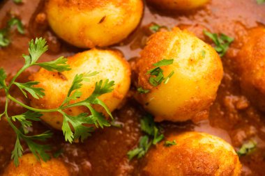 Lezzetli Dum Aloo ya da baharatlı köri Hindistan 'ın popüler ana yemek tariflerinden biridir.