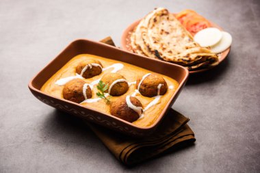 Malai Kofta Curry, soğanlı domates soslu patates peyniriyle kızartılmış Hint mutfağı.