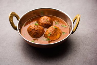 Malai Kofta Curry, soğanlı domates soslu patates peyniriyle kızartılmış Hint mutfağı.