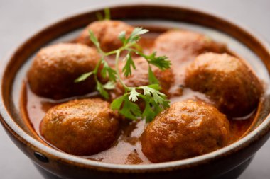 Malai Kofta Curry, soğanlı domates soslu patates peyniriyle kızartılmış Hint mutfağı.