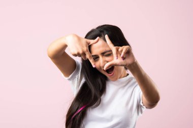 Güzel Hintli kadın pembe arka plan üzerine el çerçevesi yapıyor, resim fikirleri yazıyor.