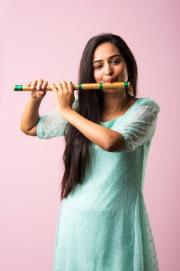 Modern Hintli güzel kadın, flüt çalan kız ya da pembe arka planda Bansuri