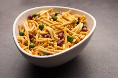 Bombay mix 'i veya Chanachur veya Chiwda veya farsan Hindistan' da çay saatinde popüler olan bir Hint yemeği.
