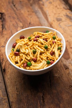 Bombay mix 'i veya Chanachur veya Chiwda veya farsan Hindistan' da çay saatinde popüler olan bir Hint yemeği.
