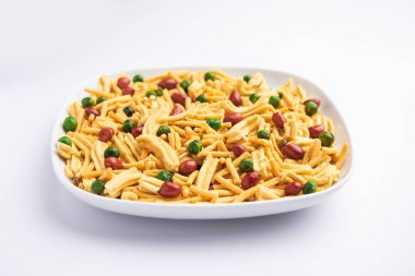 Bombay mix 'i veya Chanachur veya Chiwda veya farsan Hindistan' da çay saatinde popüler olan bir Hint yemeği.