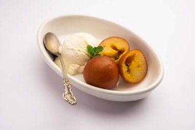 Gulab Jamun Geleneksel Hint Tatlısı Vanilyalı Dondurma ile servis edilir