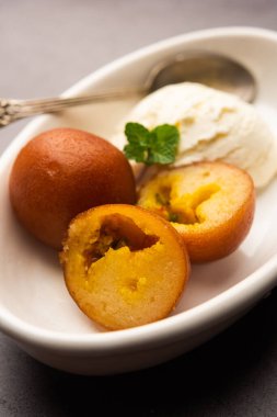 Gulab Jamun Geleneksel Hint Tatlısı Vanilyalı Dondurma ile servis edilir