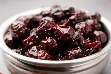 Hint jübbesi, dut ya da beresi tatlı ve ekşi tadı olan jaggery şurubunda kaynatılmış Labdo, tipik yol kenarı atıştırmalıkları.