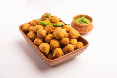 Muson Özel Moong Dal Vada, Pakoda, Dalwada, Pakora veya Mungdal Bhajiya veya Yeşil Chutney ile servis edilen Sarı Börek. seçici odak