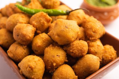 Muson Özel Moong Dal Vada, Pakoda, Dalwada, Pakora veya Mungdal Bhajiya veya Yeşil Chutney ile servis edilen Sarı Börek. seçici odak