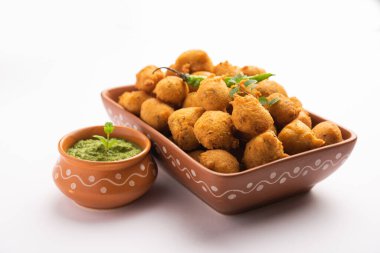 Muson Özel Moong Dal Vada, Pakoda, Dalwada, Pakora veya Mungdal Bhajiya veya Yeşil Chutney ile servis edilen Sarı Börek. seçici odak