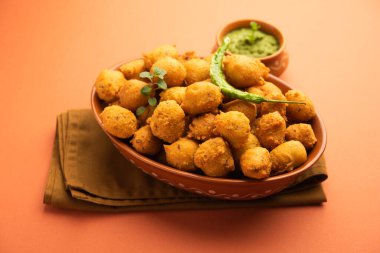 Muson Özel Moong Dal Vada, Pakoda, Dalwada, Pakora veya Mungdal Bhajiya veya Yeşil Chutney ile servis edilen Sarı Börek. seçici odak