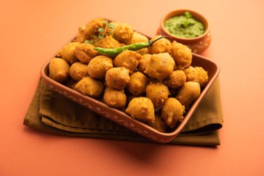 Muson Özel Moong Dal Vada, Pakoda, Dalwada, Pakora veya Mungdal Bhajiya veya Yeşil Chutney ile servis edilen Sarı Börek. seçici odak