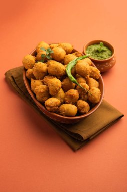 Muson Özel Moong Dal Vada, Pakoda, Dalwada, Pakora veya Mungdal Bhajiya veya Yeşil Chutney ile servis edilen Sarı Börek. seçici odak