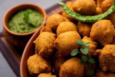 Muson Özel Moong Dal Vada, Pakoda, Dalwada, Pakora veya Mungdal Bhajiya veya Yeşil Chutney ile servis edilen Sarı Börek. seçici odak