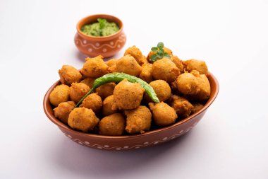 Muson Özel Moong Dal Vada, Pakoda, Dalwada, Pakora veya Mungdal Bhajiya veya Yeşil Chutney ile servis edilen Sarı Börek. seçici odak