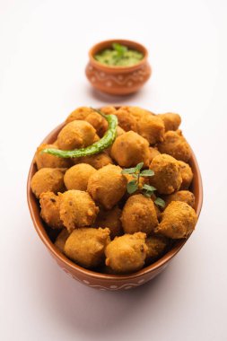Muson Özel Moong Dal Vada, Pakoda, Dalwada, Pakora veya Mungdal Bhajiya veya Yeşil Chutney ile servis edilen Sarı Börek. seçici odak