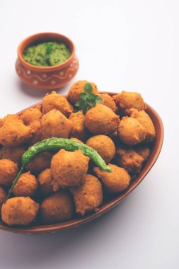 Muson Özel Moong Dal Vada, Pakoda, Dalwada, Pakora veya Mungdal Bhajiya veya Yeşil Chutney ile servis edilen Sarı Börek. seçici odak