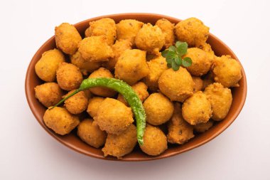 Muson Özel Moong Dal Vada, Pakoda, Dalwada, Pakora veya Mungdal Bhajiya veya Yeşil Chutney ile servis edilen Sarı Börek. seçici odak