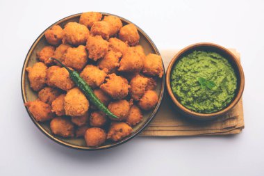 Muson Özel Moong Dal Vada, Pakoda, Dalwada, Pakora veya Mungdal Bhajiya veya Yeşil Chutney ile servis edilen Sarı Börek. seçici odak