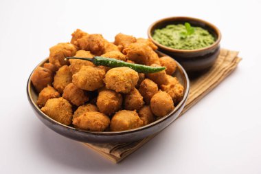 Muson Özel Moong Dal Vada, Pakoda, Dalwada, Pakora veya Mungdal Bhajiya veya Yeşil Chutney ile servis edilen Sarı Börek. seçici odak