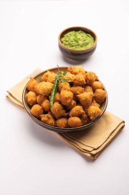 Muson Özel Moong Dal Vada, Pakoda, Dalwada, Pakora veya Mungdal Bhajiya veya Yeşil Chutney ile servis edilen Sarı Börek. seçici odak